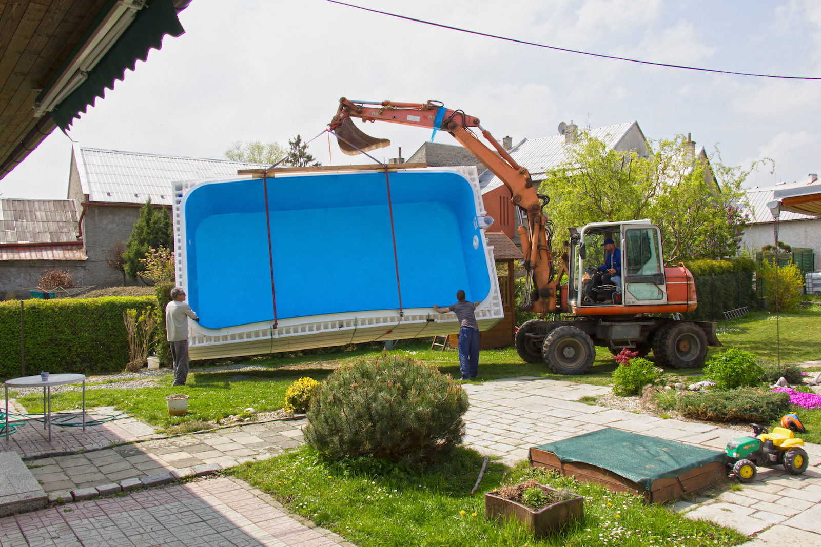 polyester zwembad plaatsen